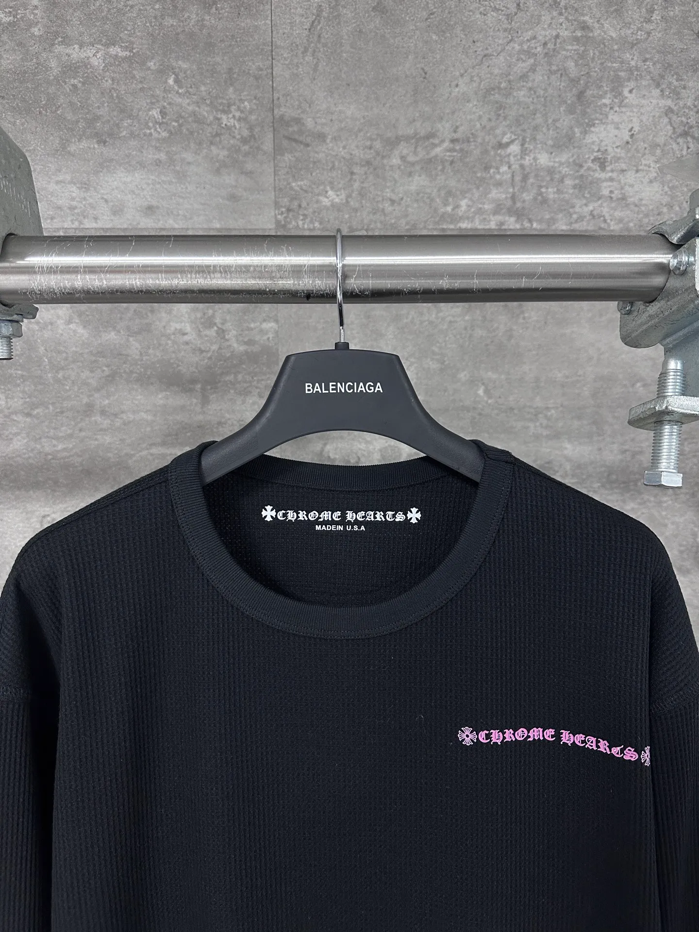 P230 💰 Chrome Hearte/Chrome Heart 25SS New Pink Letter Sanskrit Waffle Long Sleeve CH New Pink Letter Sanskrit Waffle Long Sleeve. Full size shipped. The original version was purchased from Hangzhou National Specialty School for 18000. The fabric is made of 280 grams of cotton waffle material. The printing uses white ink heat transfer technology. Piece cutting + garment printing. (piece pressing + semi-finished product machine pressing). Customized accessories. Same style for men and women. Work details and texture are very good Size: S M L